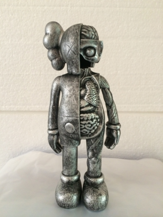 Kaws figurka - stříbrná s patinou 37 cm